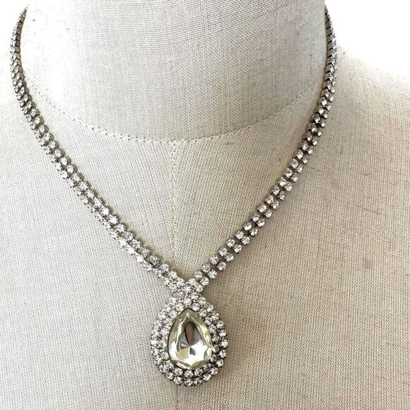 Elegant Silver Teardrop Necklace - Picture 1 of 7